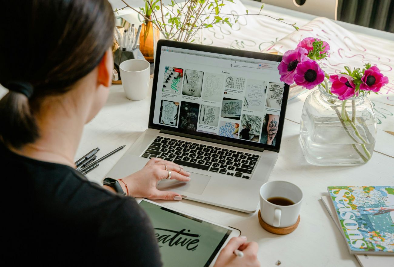 Imprenditore al lavoro con il laptop durante una riunione aziendale online in ufficio