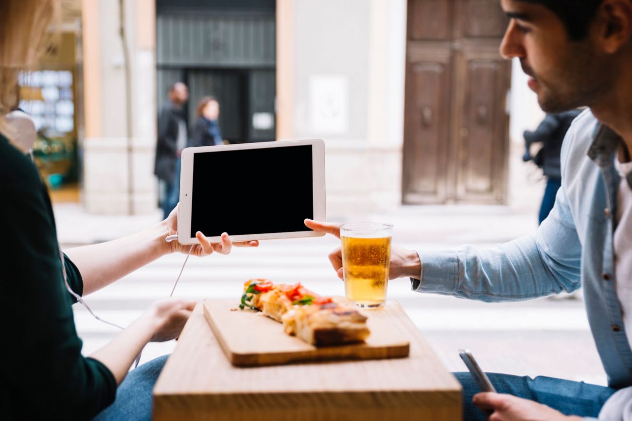 Imprenditore al lavoro con il laptop durante una riunione aziendale online in ufficio